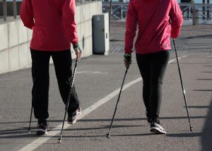 Spacery z kijkami – popularny nordic walking